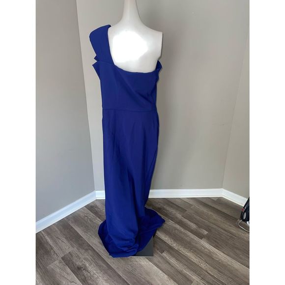 Chiara Boni La Petite Robe
Nicolasa One-Shoulder Gown - Picture 10 of 13